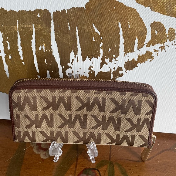 Michael Kors Fabric Signature Long Wallet; in khaki brown with gold accents - Picture 3 of 15